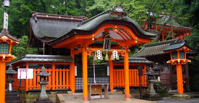 Traditioneller roter Schrein mit geschwungenen Dächern im Fushimi Inari-Tempelkomplex