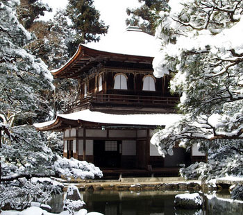 Ginkaku-ji Silberner Pavillon im Winter mit Schnee und traditioneller japanischer Architektur