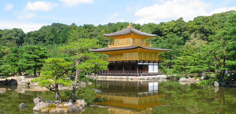 Kinkaku-ji Goldener Pavillon mit perfekter Spiegelung im Teich und grüner Umgebung