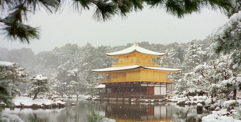 Kinkaku-ji Goldener Pavillon im Schnee mit weißer Winterlandschaft und fallendem Schnee