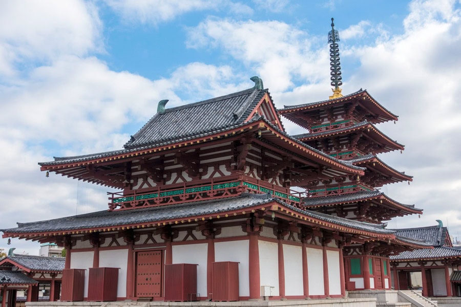 Mehrstöckige Pagode des historischen Shitennoji-Tempels in Osaka unter blauem Himmel mit weißen Wolken