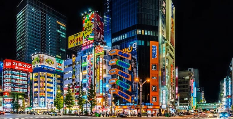 Akihabara bei Nacht erleuchtete Reklame
