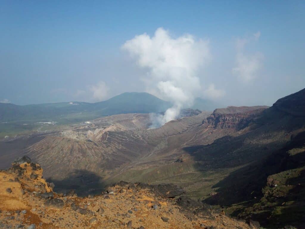 Aktiver Vulkankrater auf Kyushu mit weißem Rauch und vulkanischer Landschaft in der Nähe von Fukuoka