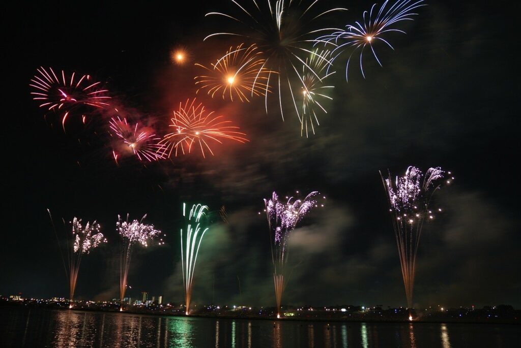 Buntes Feuerwerk in der Dunkelheit