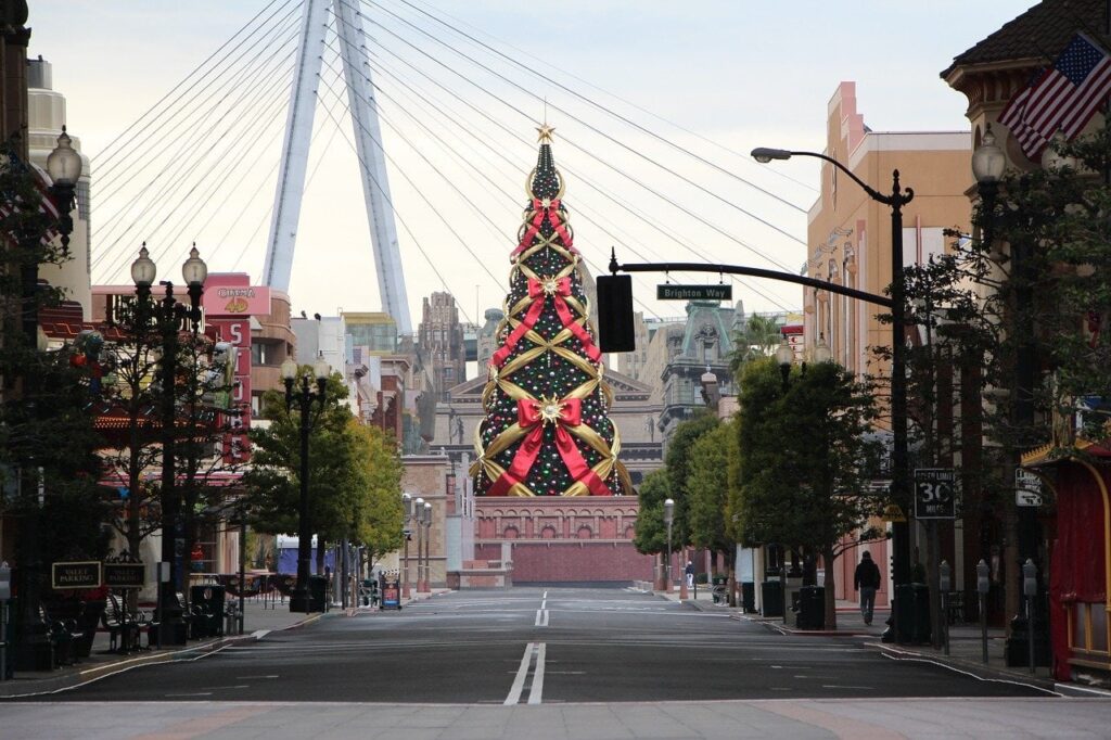 Geschmückter Tannenbaum in einer japanischen Straße