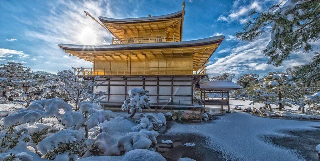 Gebäude im Schnee im Sonnenschein in Japan