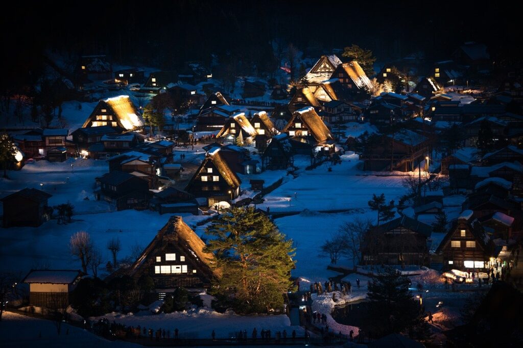 Häuser im Schnee bei Dunkelheit in Japan