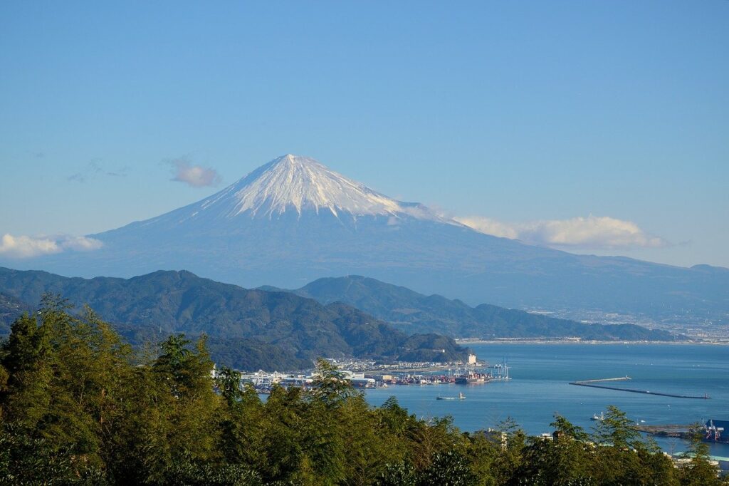 Mountfuji im Hintergrund von einer Stadt und Bäumen in Japan