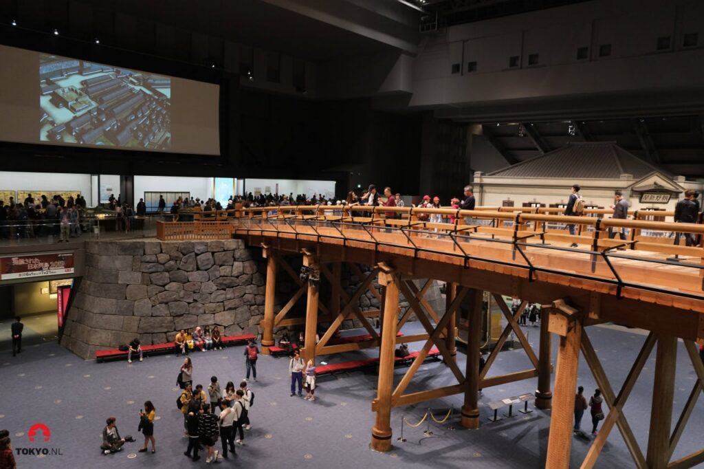 Die originalgetreue Rekonstruktion der Nihonbashi-Brücke im Edo-Tokyo Museum, die die Transformation von Edo zu Tokyo verdeutlicht