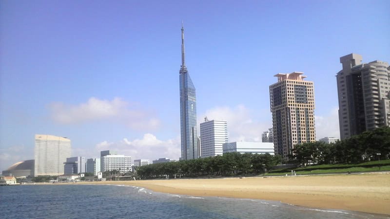 Fukuoka Tower und Skyline vom Strand aus mit blauem Himmel