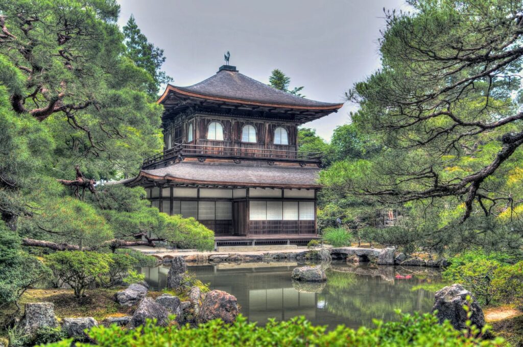Zweistöckiger Ginkaku-ji Silberpavilion umgeben von grünen Kiefern