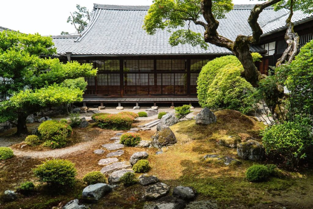 Minimalistischer Zen-Garten mit geometrischen Moos- und Steinformen