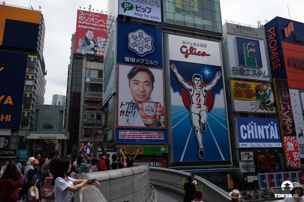 Bunte Werbetafeln und Leuchtreklamen im Dotonbori-Viertel von Osaka mit dem berühmten laufenden Glico-Mann