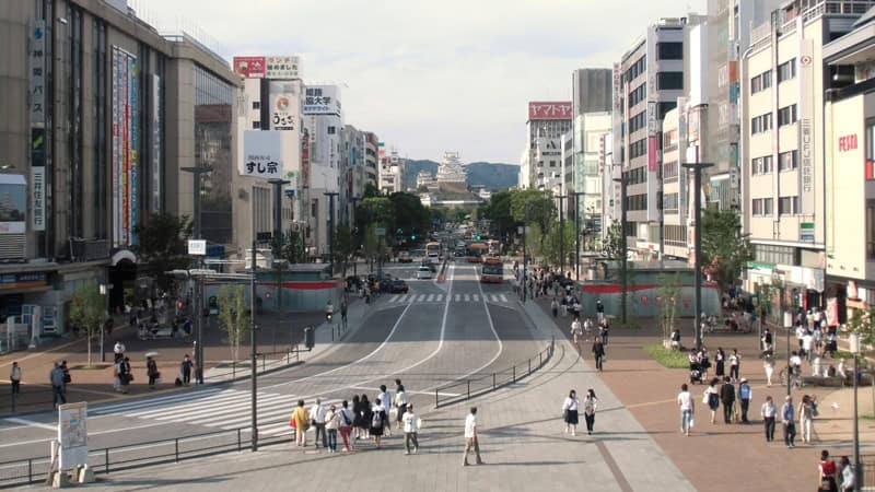 Stadtblick von Himeji mit der weißen Burg im Hintergrund der Hauptstraße