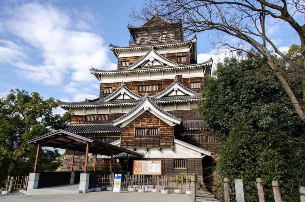 Das rekonstruierte Hiroshima Castle (Hiroshima-jo) mit traditioneller japanischer Holzarchitektur und geschwungenen Dächern