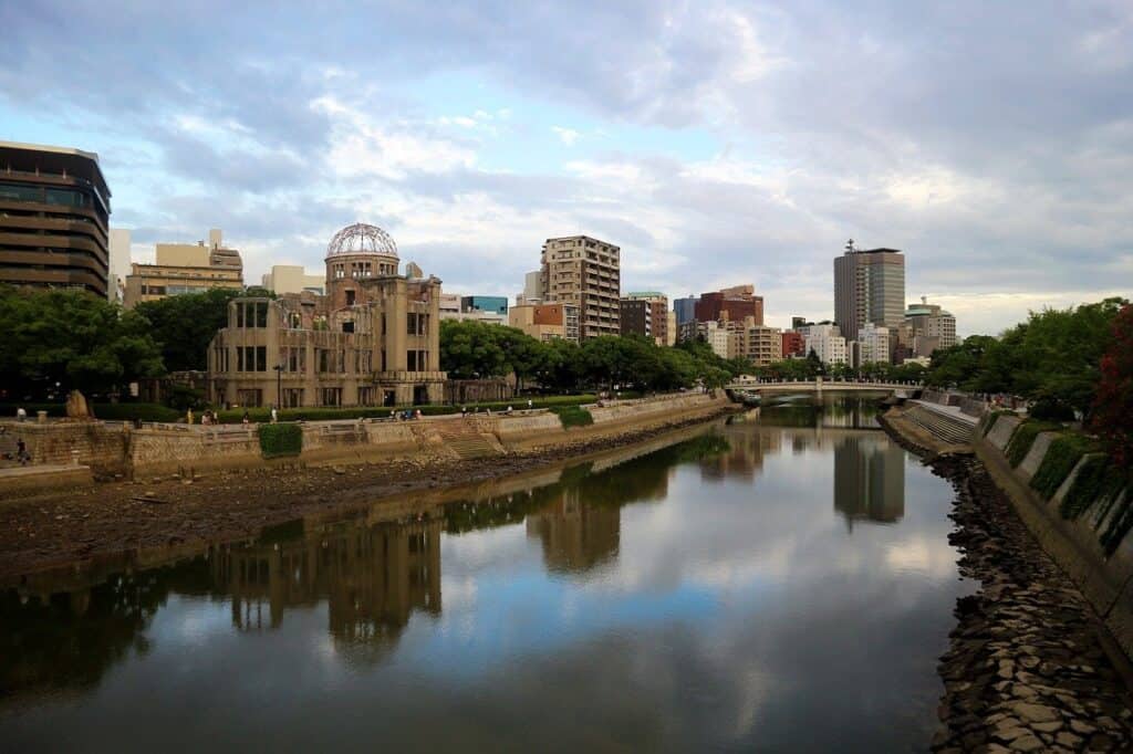 Panoramablick auf den Motoyasu-Fluss in Hiroshima mit der Genbaku Dome-Ruine und modernen Gebäuden im Hintergrund