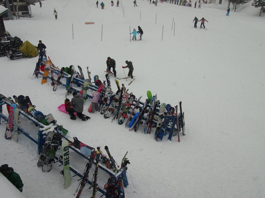 Skipisten in Japan im Schnee mit Personen