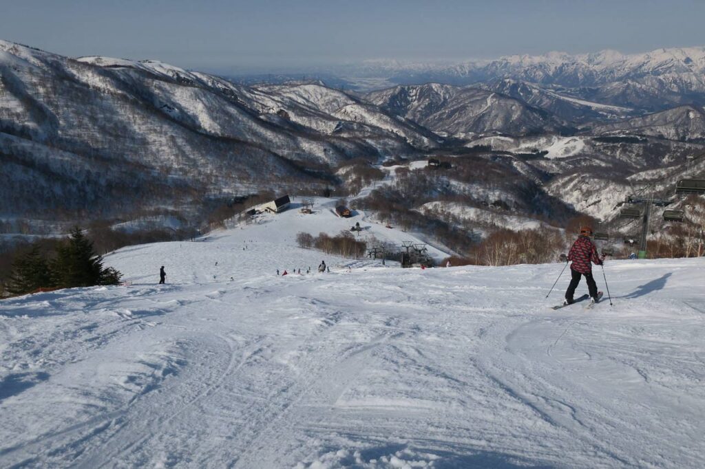 Kagura hoch in den Bergen mit Schnee und Skifahrer