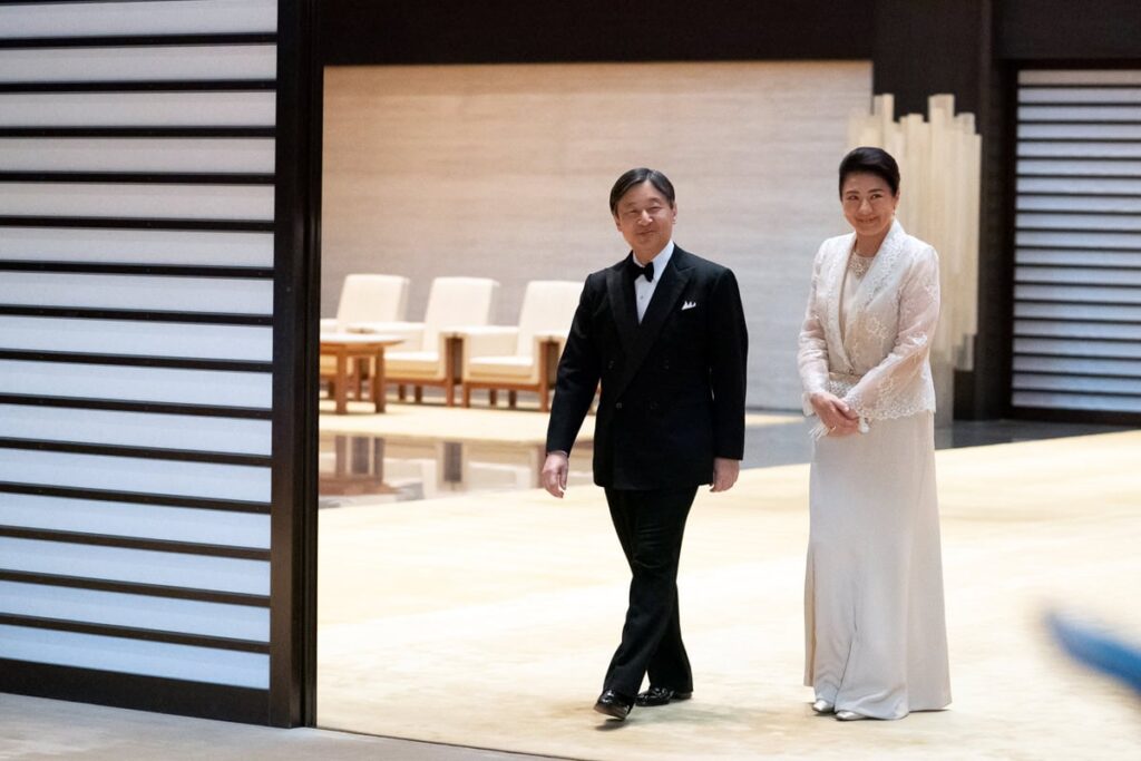 Kaiser Naruhito und Kaiserin Masako von Japan in formeller Kleidung bei einer offiziellen Zeremonie im kaiserlichen Palast.
