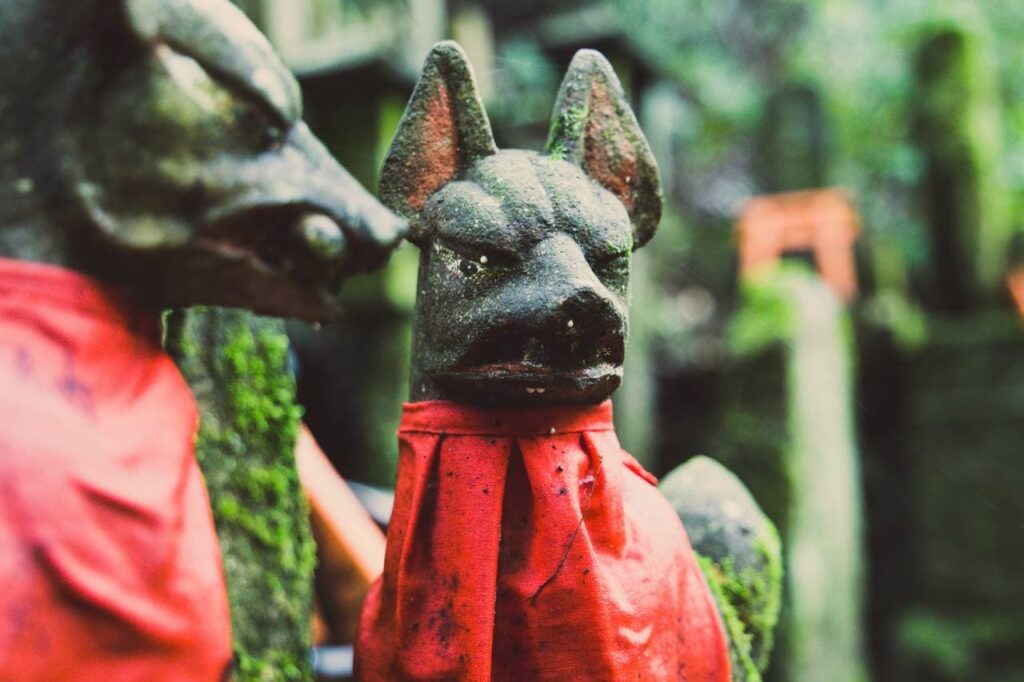 Nahaufnahme von Fuchs-Statuen, die Kitsune genannt werden 