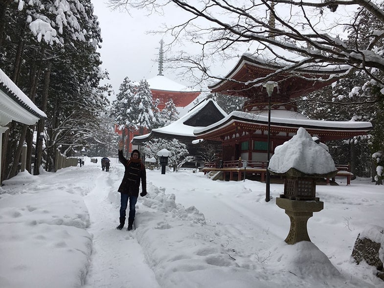 Tempel von Koyasan mit Schnee und Personen und Gebäuden im Mittelpunkt
