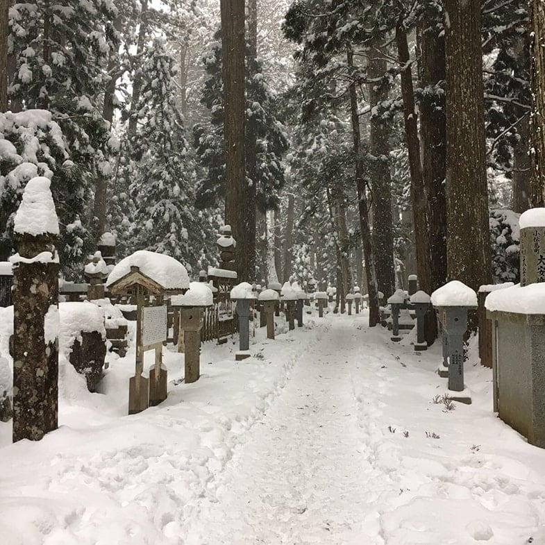 Verschneiter Weg von der Ichinohashi zum Tempel