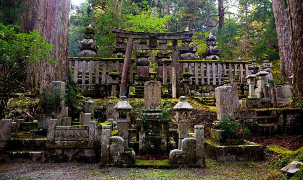 Tempelkomplex aus Steinen im japanischen Wald mit grünen Bäumen im Hintergrund