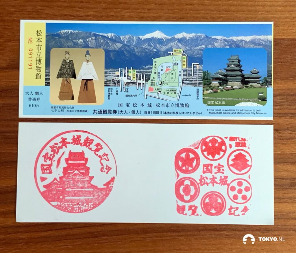 Eintrittskarte für das Matsumoto Castle und das Stadtmuseum mit Stadtplan, Foto und traditionellen Figuren