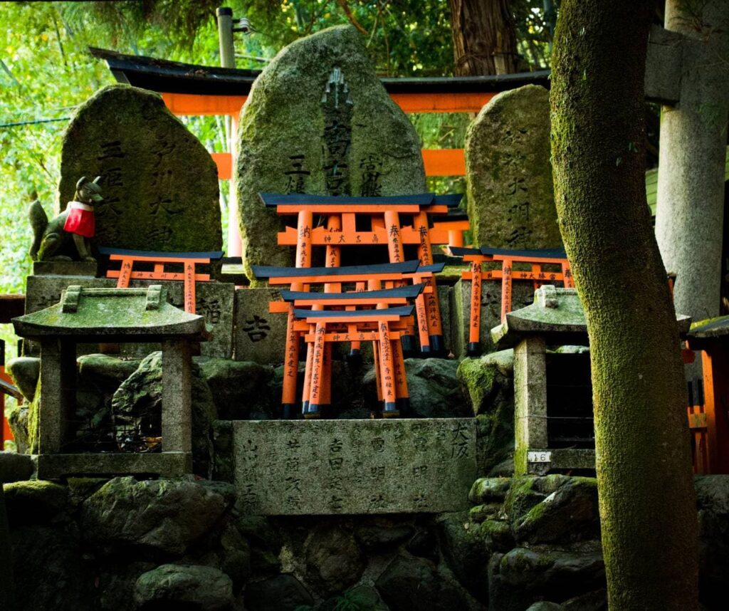 Ein Miniatur-Torii spenden