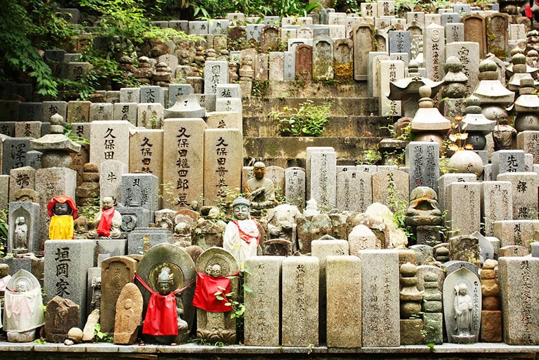 Mausoleum von Kobo Daishi mit diversen Steinmonumenten im Mittelpunkt