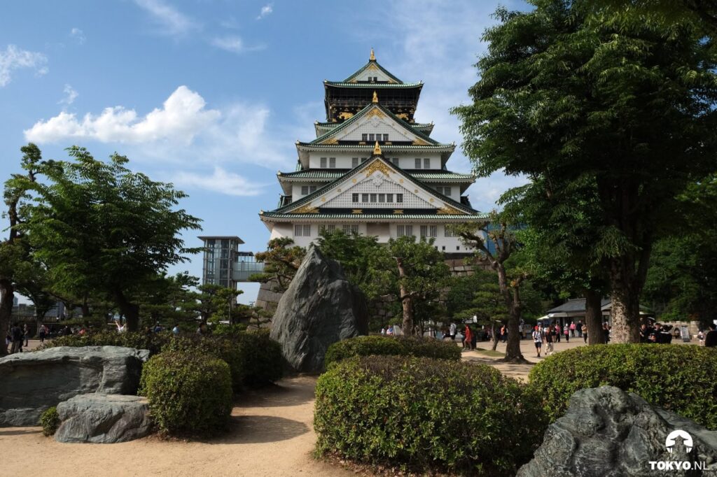 Traditionelle japanische Architektur der Osaka-Burg mit mehrstöckiger Pagode und gepflegten Gärten