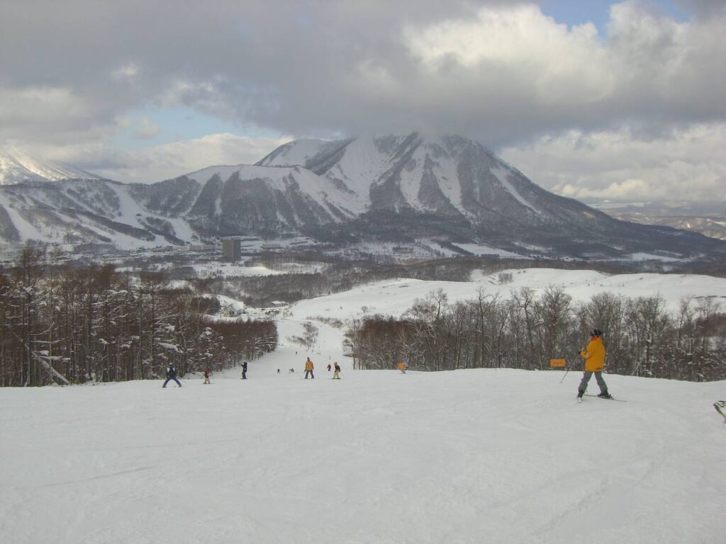Schnee im stillen Wintersportparadies mit weiter Sicht