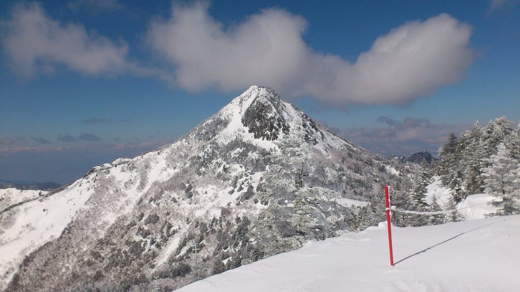 Skiegebiet mit Schnee in Japan mit Ausblick über die Berge