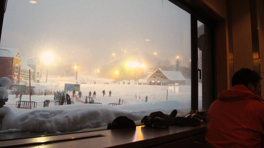 Modernes, ruhiges Skigebiet in Japan mit Schnee