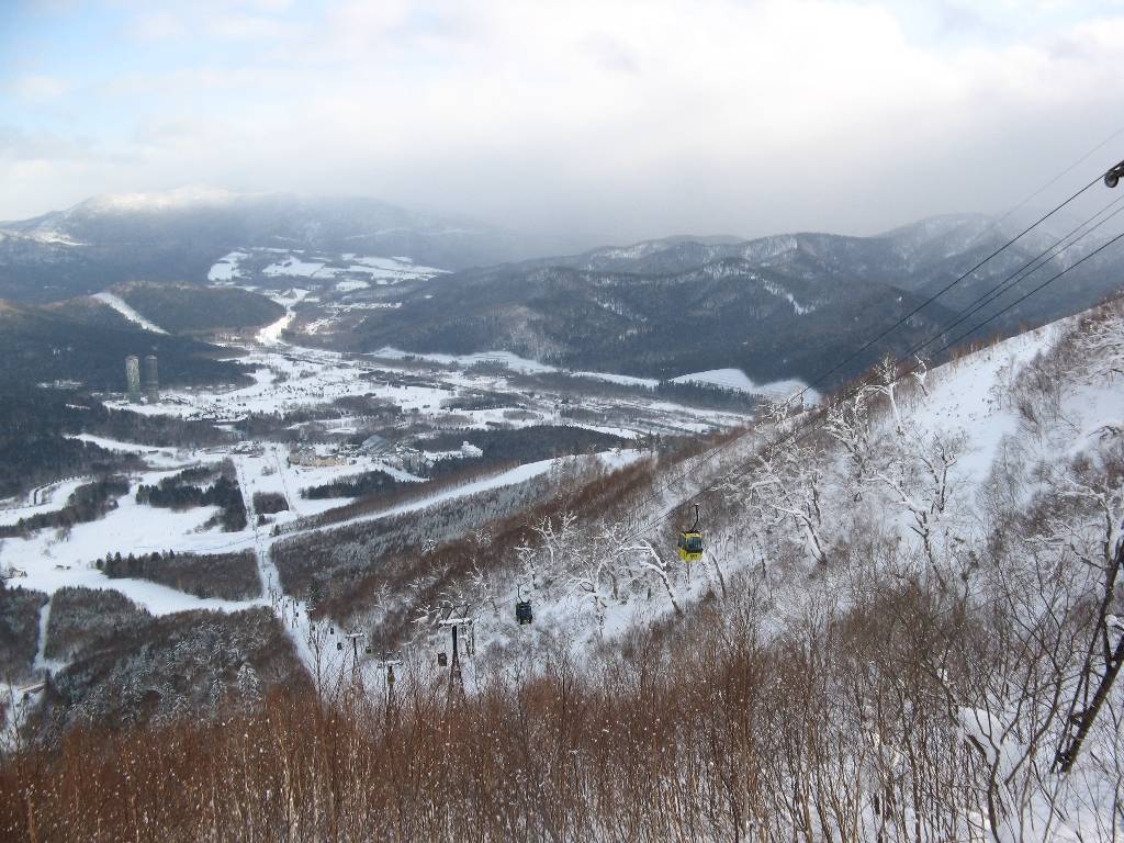 Skigebiete in Japan mit Schnee und Off-Piste mit Ausblick von Oben