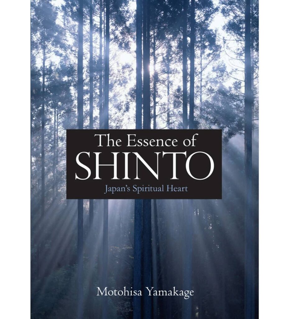 The Essence of Shinto: Japan's Spiritual Heart" vor mystischem Waldbackground mit Sonnenstrahlen, die durch hohe Bäume fallen und spirituelle Atmosphäre schaffen