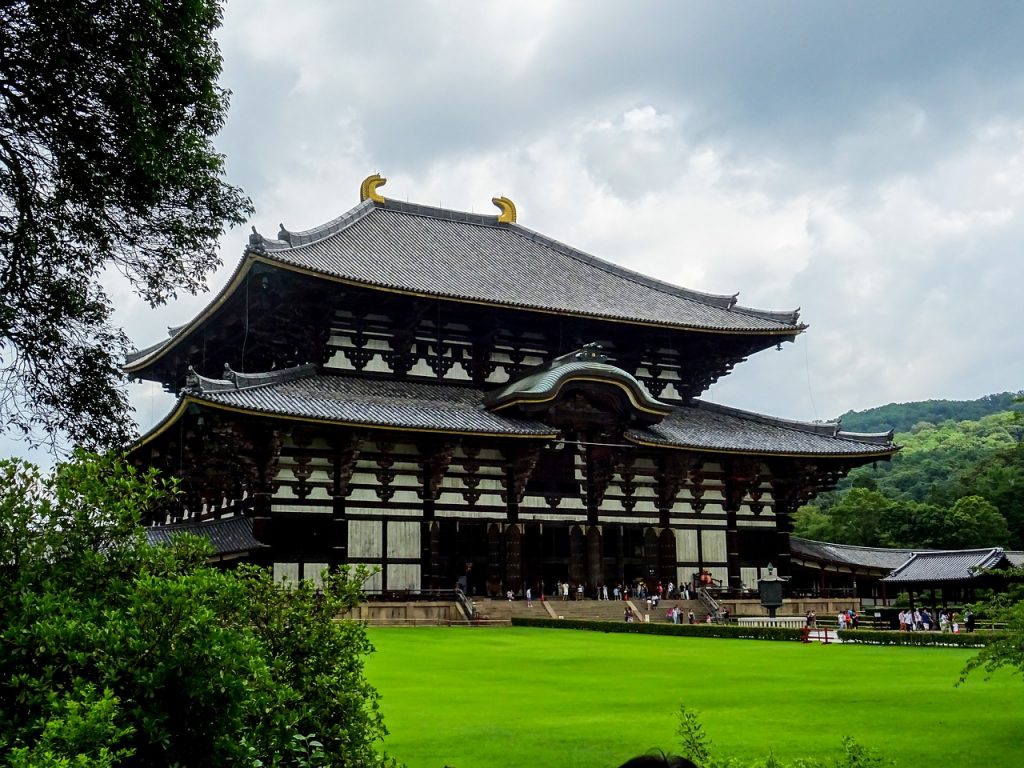 Der große Todai-ji Tempel in Nara, Japan, mit traditioneller Architektur und grünem Rasen im Vordergrund