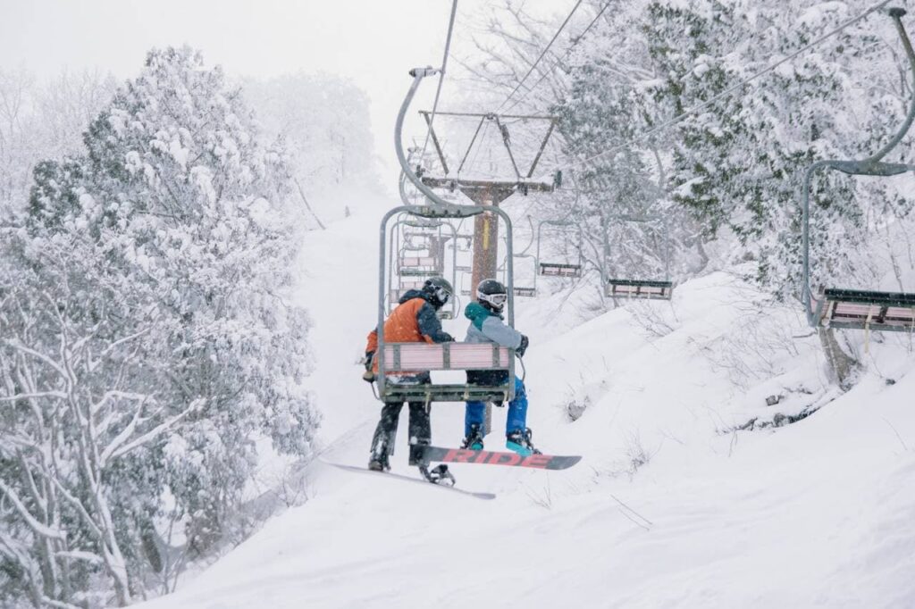 Skilift im verschneiten Japan mit Personen