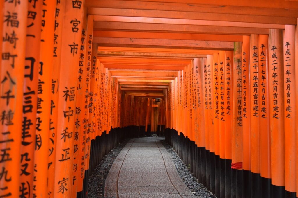 Die Tausenden von Torii im Fushimi Inari Tempel