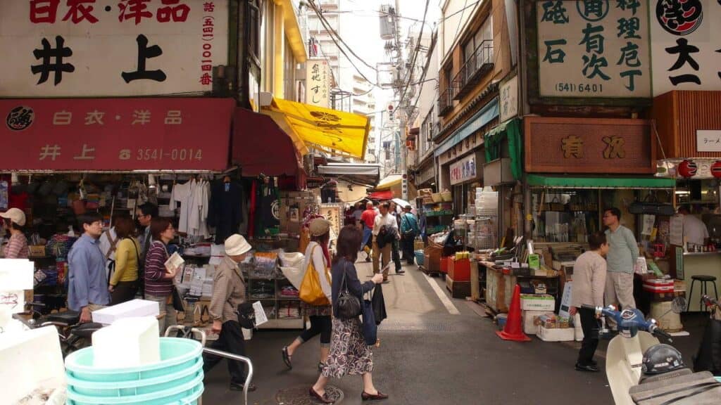 Der Außenmarkt in dem Viertel Tsukiji