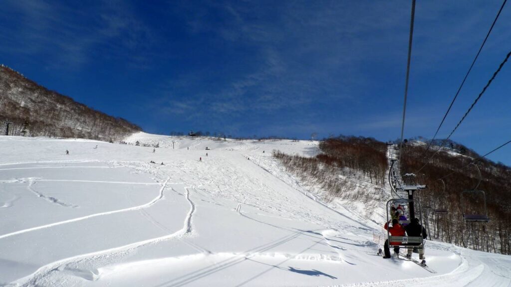 Schnee und Skilift auf einem japanischen Berg