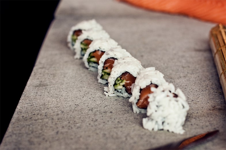 Sushi in Stücke schneiden