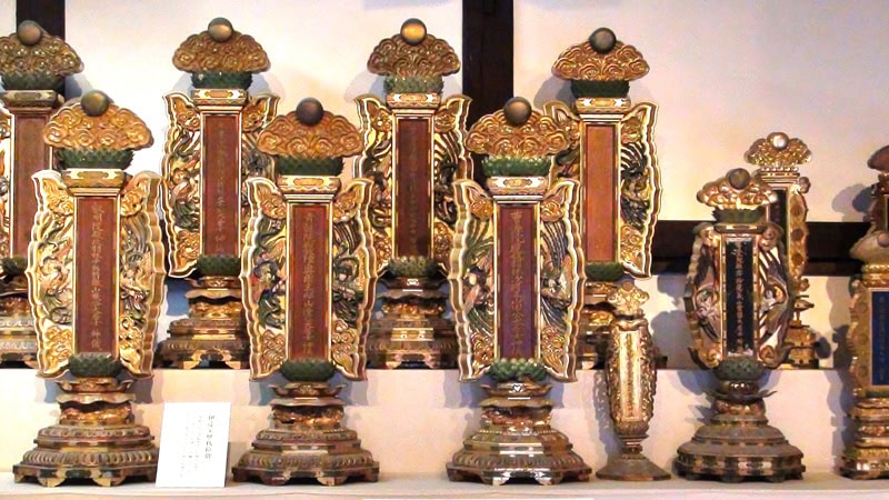 Traditionelle vergoldete buddhistische Urnen und Reliquien der Date-Familie im Sendai Stadtmuseum
