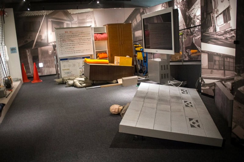 Erdbebensimulator oder Ausstellung – Foto von Time Travel Turtle