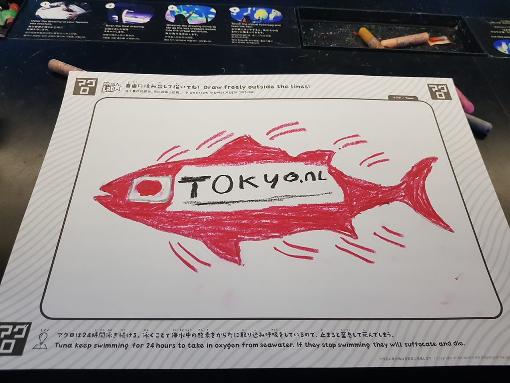 Besucher mit Tokyo.nl-Logo in der teamLab Borderless Ausstellung