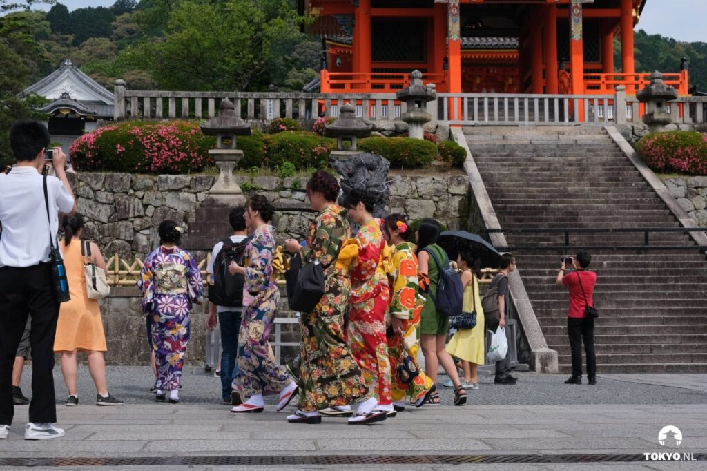 Gruppe japanischer Frauen in bunten Kimono-Gewändern vor dem Kiyomizu-dera Tempel in Kyoto während traditioneller Zeremonie
