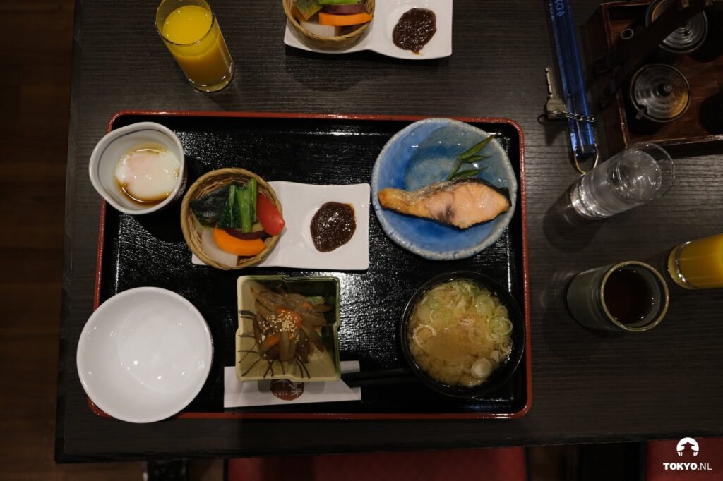 Tablett mit japanischem Frühstück
