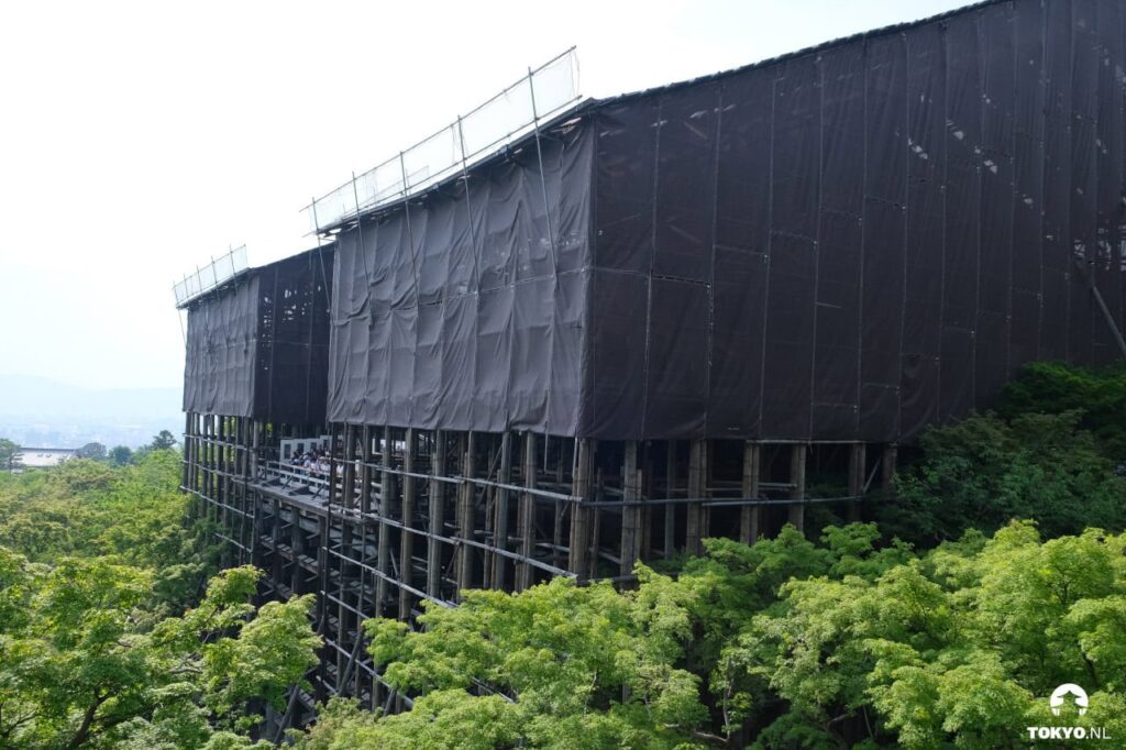 Kiyomizu-dera Tempel in Renovierungsgerüsten verhüllt in Kyoto, zeigt Erhaltungsarbeiten an historischen japanischen Tempeln und Wartungsrealität