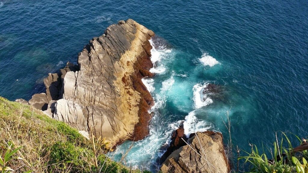 Dramatische Küstenklippen auf Shikoku, umspült vom tiefblauen Wasser des Pazifiks.