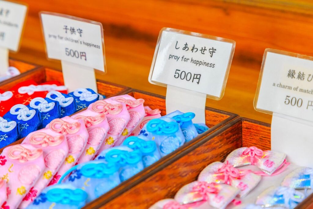 Omamori, der japanische Glücksbringer / cc savvytokyo.com